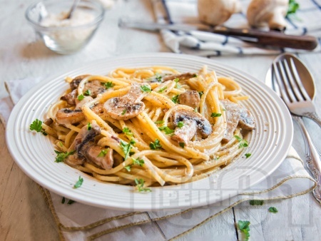Спагети с бял сос от синьо сирене, заквасена сметана, кисело мляко и гъби (тип Карбонара) - снимка на рецептата